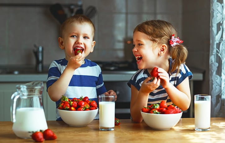 孩子吃草莓