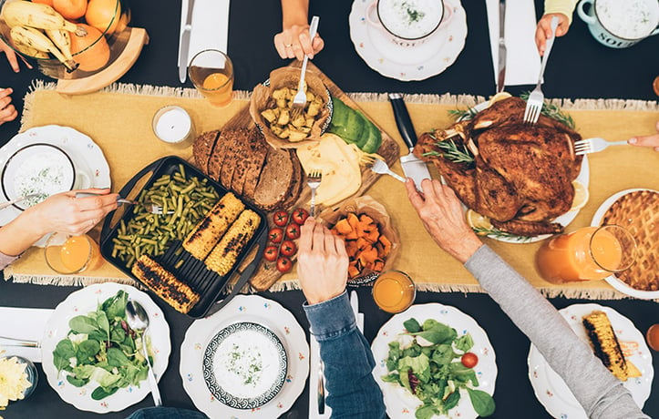与朋友和家人共享一顿健康的感恩节晚餐