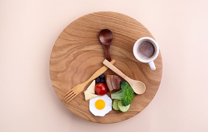 a plate of food in the shape of a clock to represent intermittent fasting