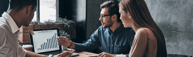 profissionais analisando o que é faturamento na empresa online