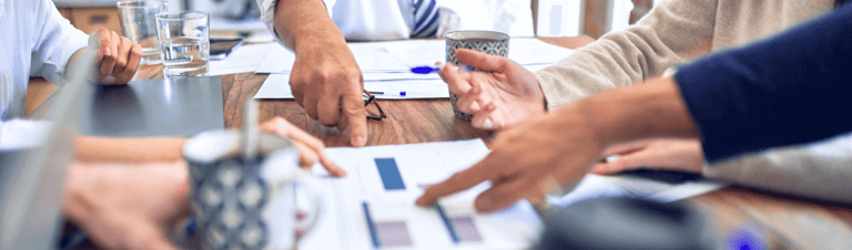 profissionais em reunião conversando sobre Gestão de assinaturas em pagamentos recorrentes