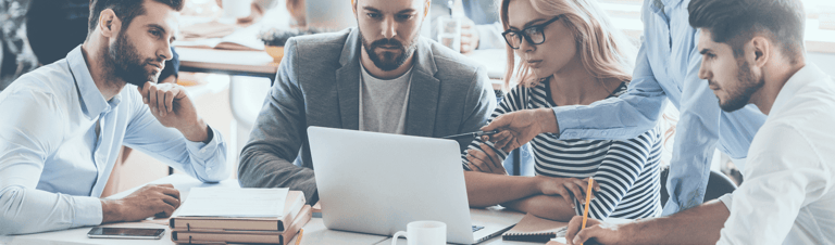 profissionais pesquisando o melhor nome para loja virtual e e-commerce