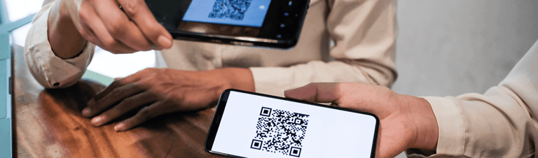 pessoas usando o QR code
