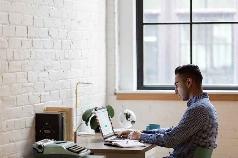 Homem lendo informações sobre como abrir uma empresa online.