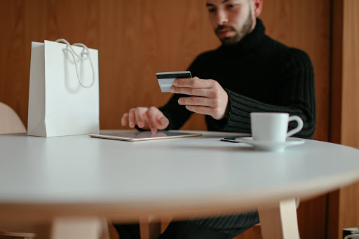 Pessoa realizando compra online através de link de pagamento.