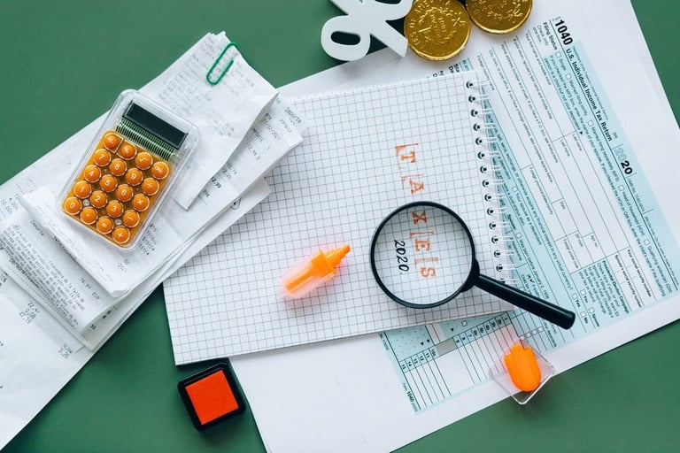 Documentos, lupa e calculadora sobre a mesa demonstrando as complicações da malha fiscal.