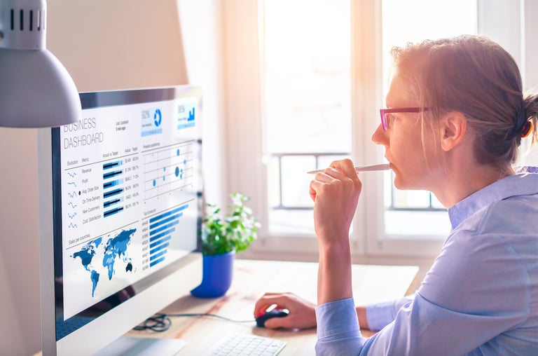 Executiva analisando métricas