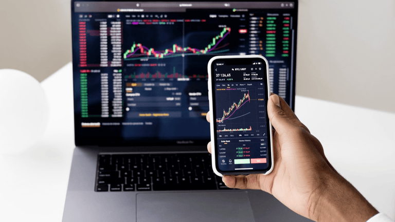 Gráficos de investimento demonstrando o que é investidor anjo.