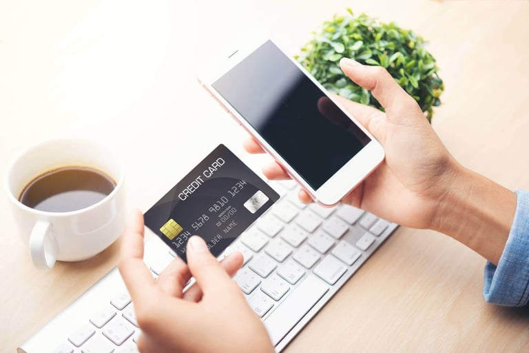 pessoa realizando compra online para ilustrar as novas características do comportamento de consumo