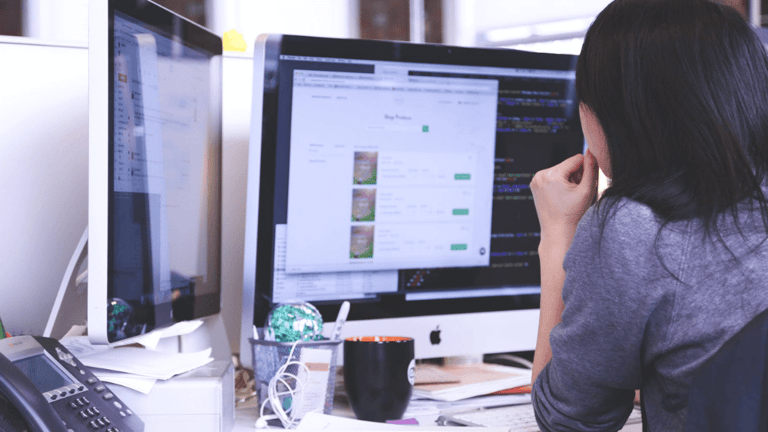 profissional utilizando softwares de gestão em seu trabalho