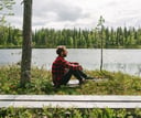 Mies nauttii Suomen kesästä luonnonhelmassa