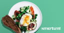 Salaattiannos jossa kananmunaa, avokadoa ja ruisleipää. Smartum-logo on oikeassa ala-laidassa