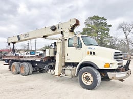 ’07 National 900A Crane Truck - 26 Ton Capacity