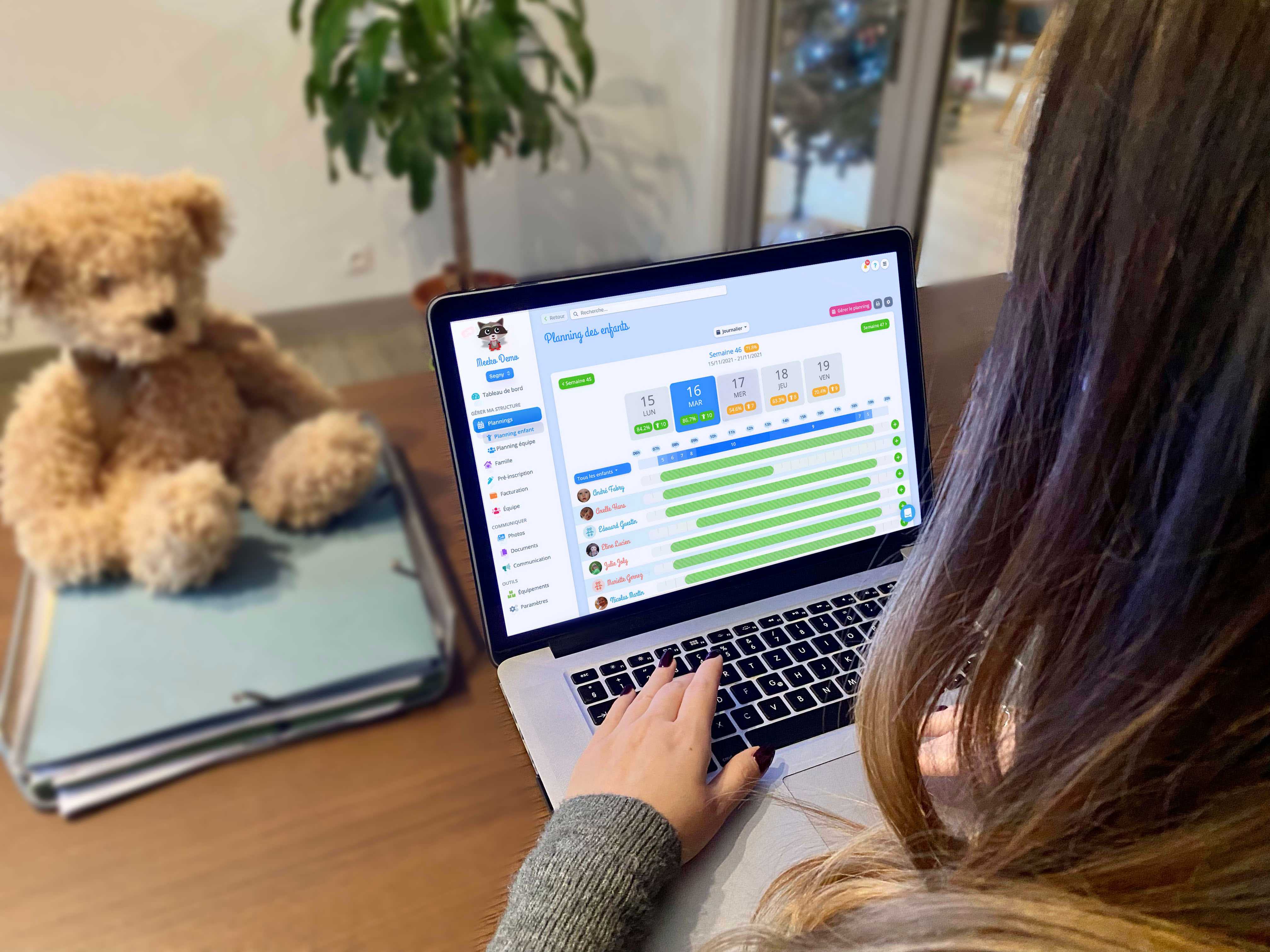 Femme devant un ordinateur utilisant le logiciel Meeko