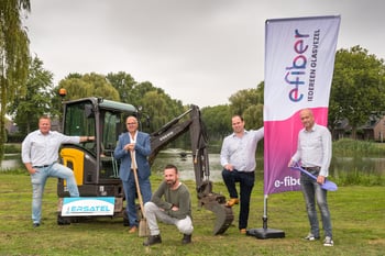 v.l.n.r: Sander Blommaert (Spitters), Paul Kempen (Limburg Glasvezel), Wopke Hellinga (Spitters) Sander van Tuijn (E-Fiber), Gabry Tiellemans (gemeente Bergen). Fotografie: Nico van Ast