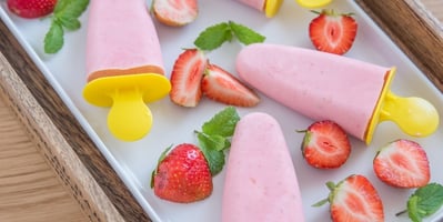 how-to-make-vegan-matcha-mochi-strawberry-popsicles