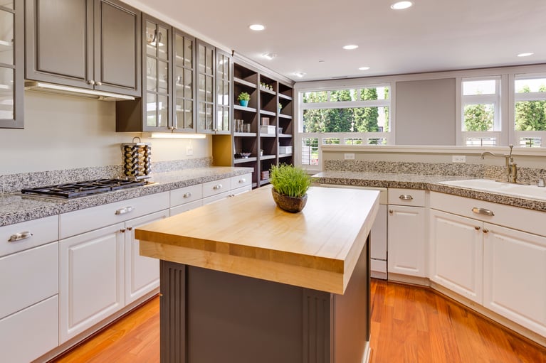 Pros and Cons of Painting Oak Cabinets White