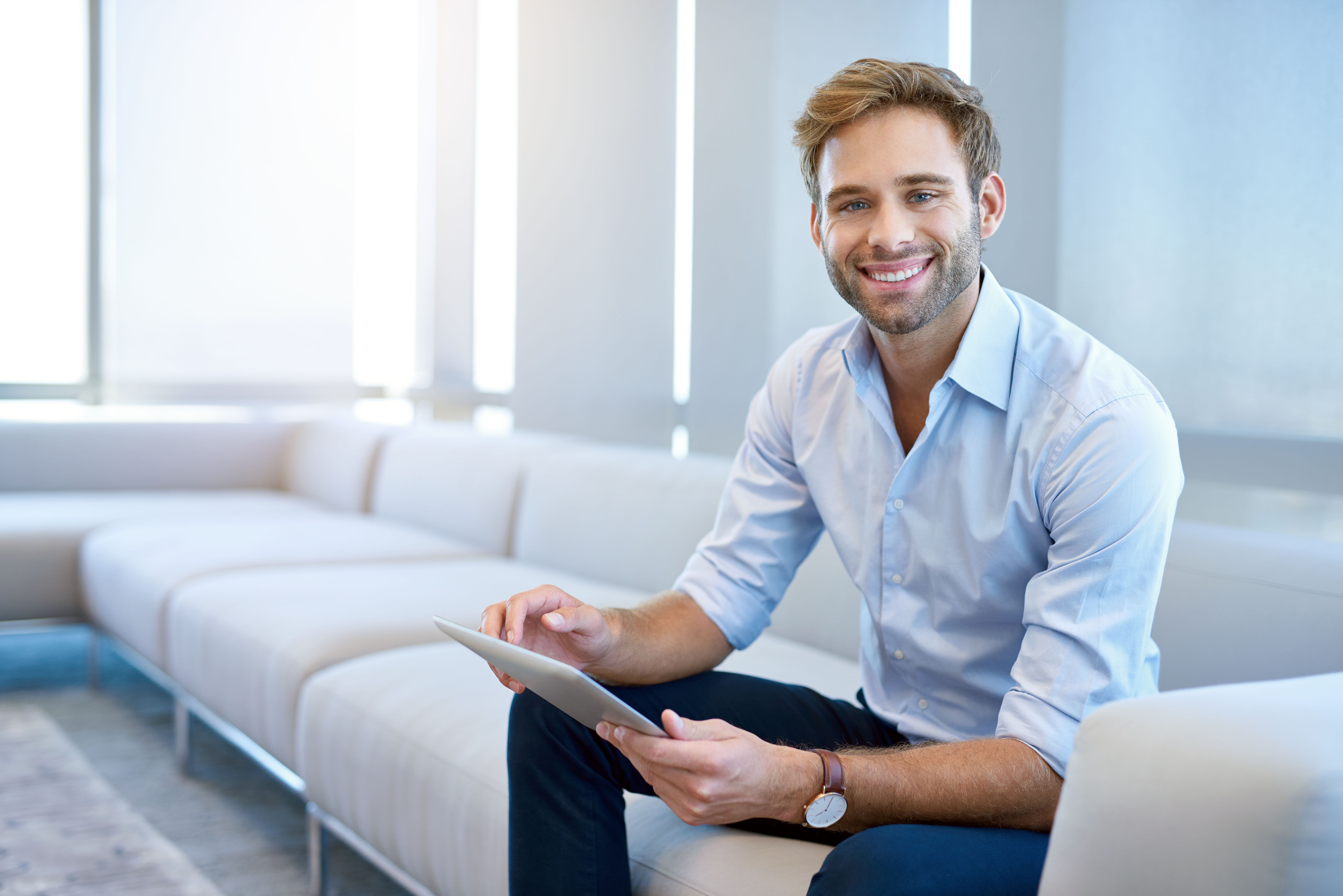 Businessman. Деловой мужчина улыбается. Бизнесмен Shutterstock. Молодой предприниматель картинки. Мужчина it улыбается.