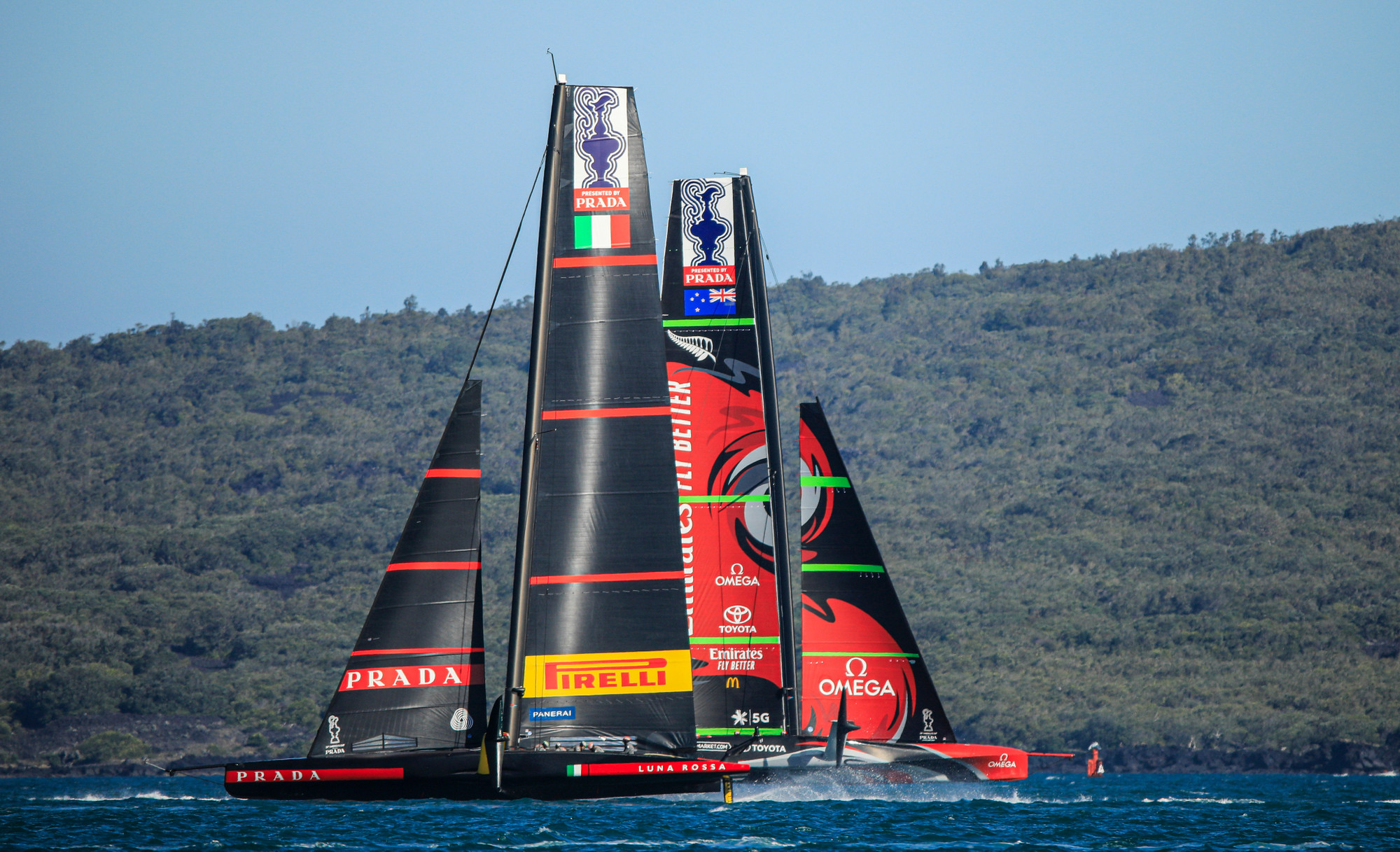 The Italian Luna Rossa Challenge sails the sixth race (Flight 6) of the Louis  Vuitton Cup, the challenge regatta of the America's Cup,Valencia, Spain, 25  April 2007. A challenger will first have