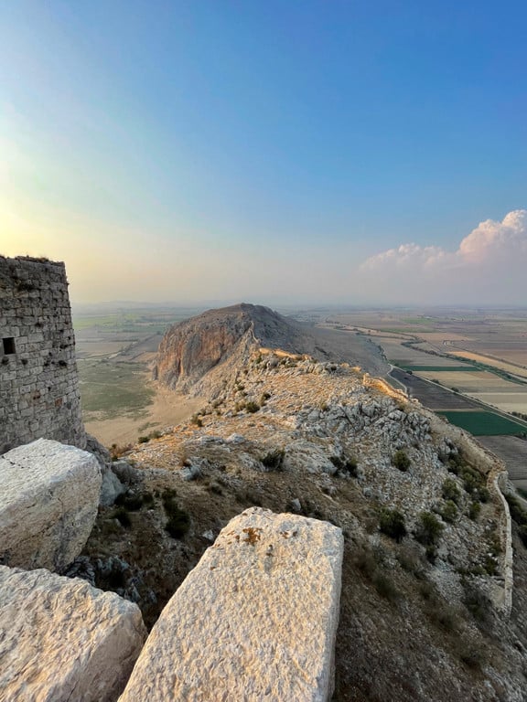 Détail des anciens remparts sur le saillant d’Anazarbe, Turquie