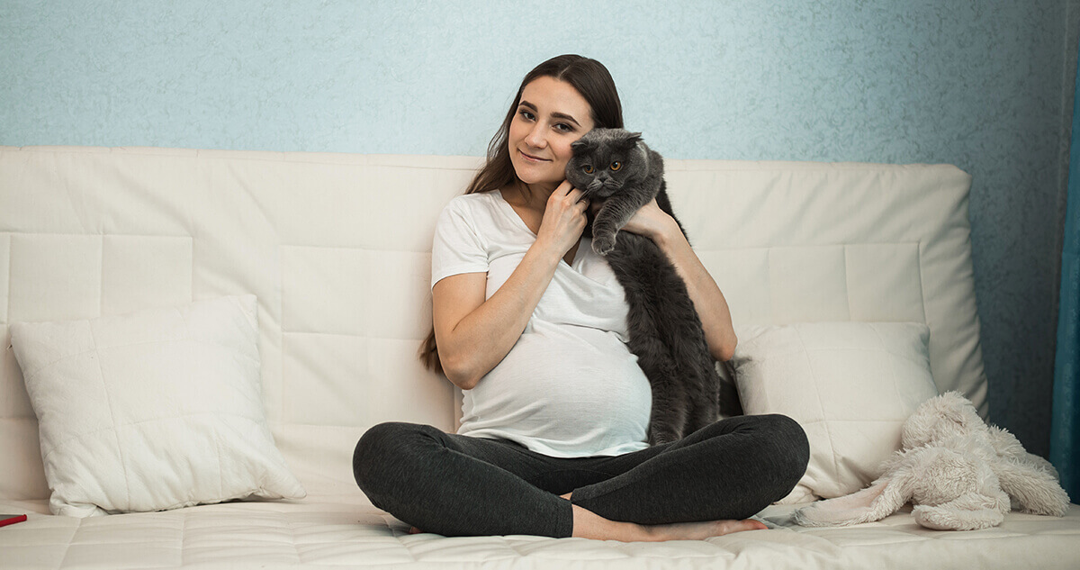 Schwangere Frau mit Katze