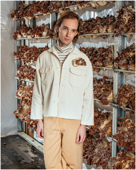 modèle portant vêtement dans une ferme de champignons