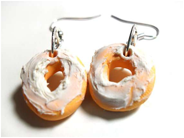 boucles d’oreille Donuts au chocolat blanc fabriquées en argile polymère