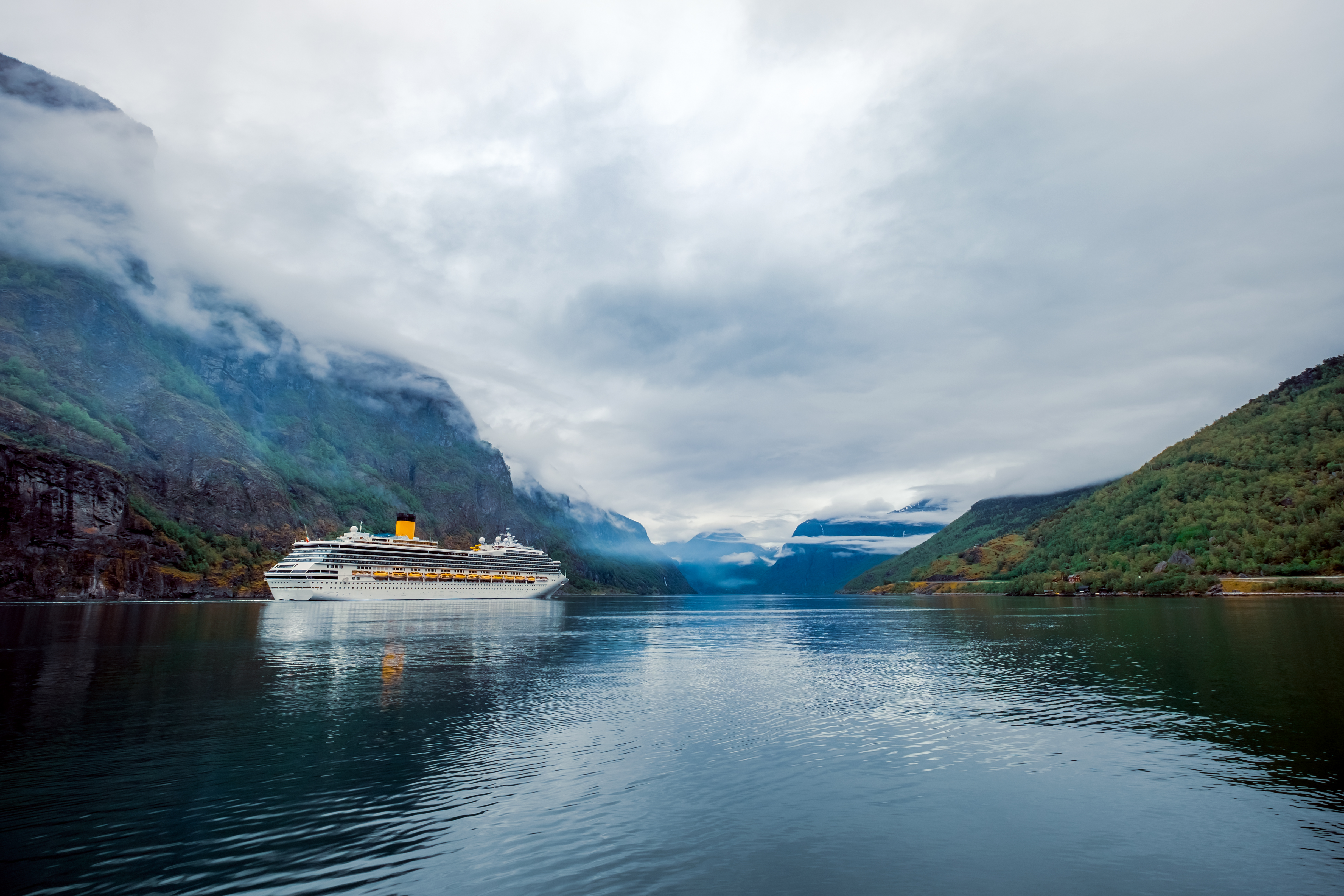 cruise-ship-cruise-liners-on-sognefjord-or-sognefj-GZJG2AL