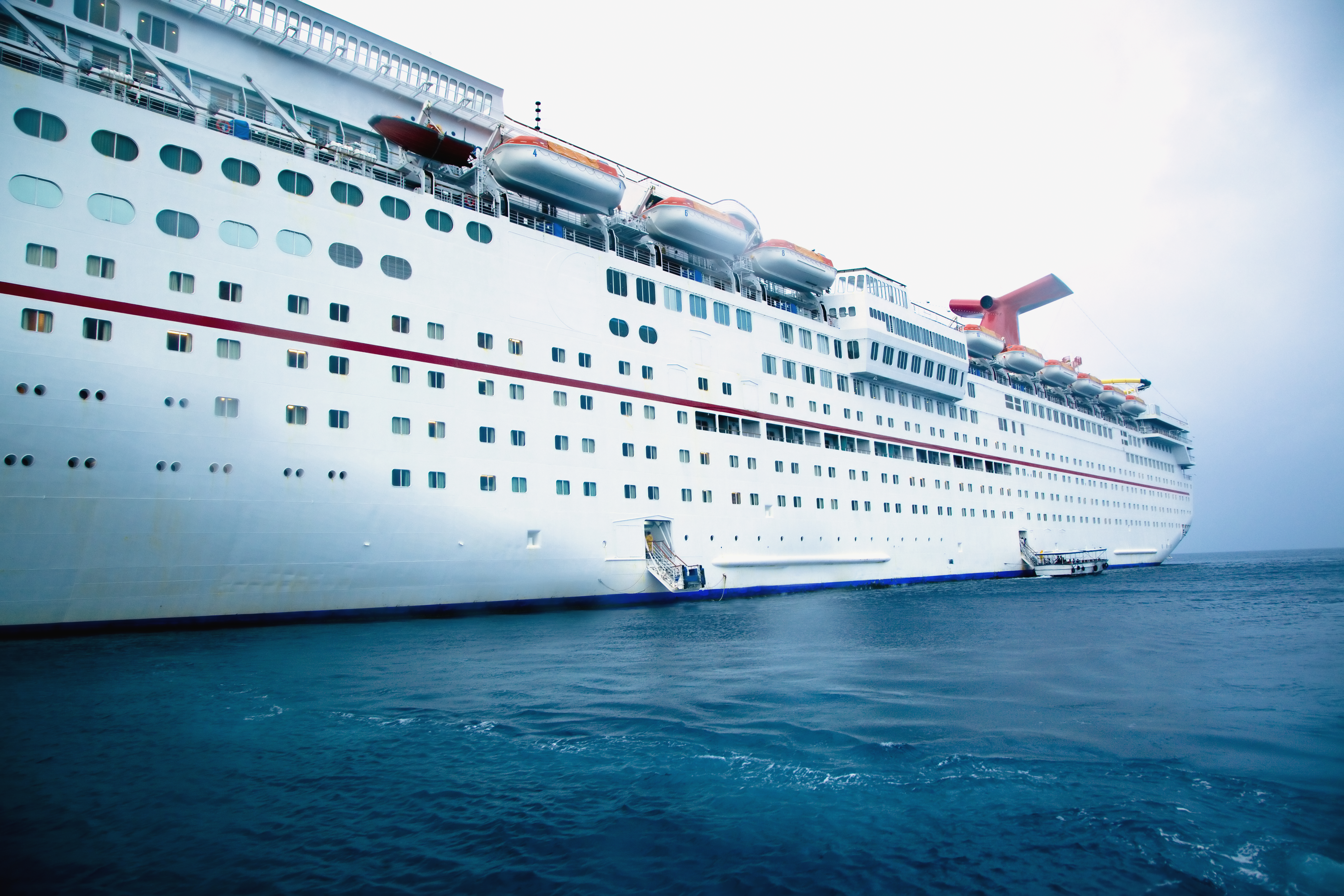 side-of-a-cruise-ship-3E7HNZE