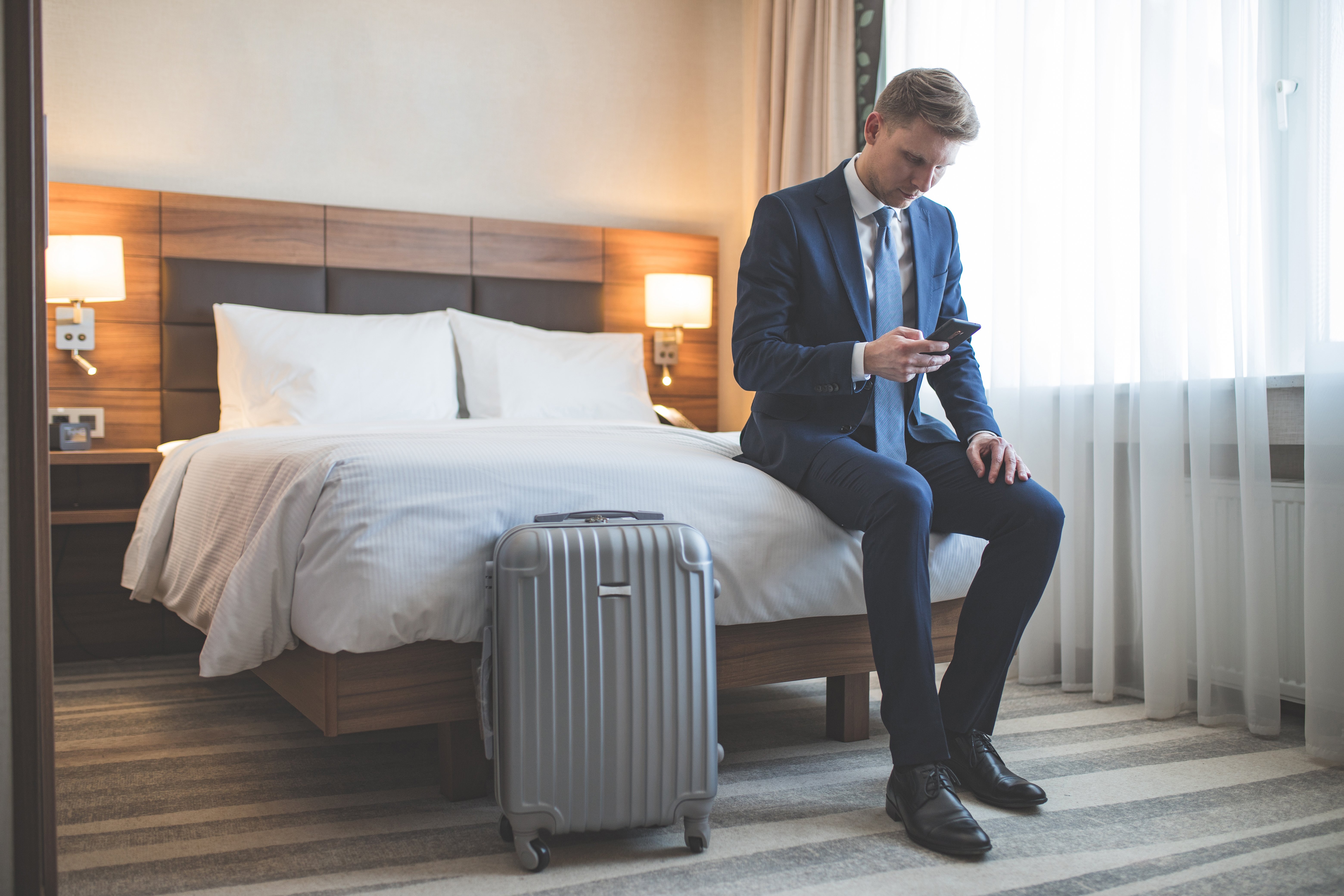 young-businessman-in-the-hotel-A5N98SF