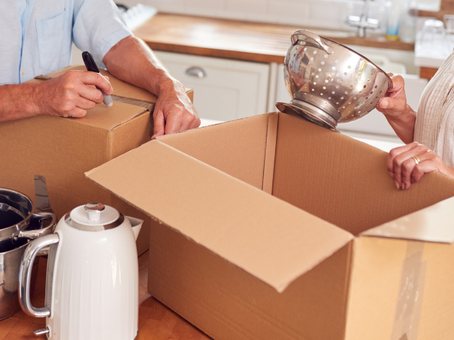 Boxes For Moving: Plastic Containers vs Cardboard Boxes - The SpareFoot Blog