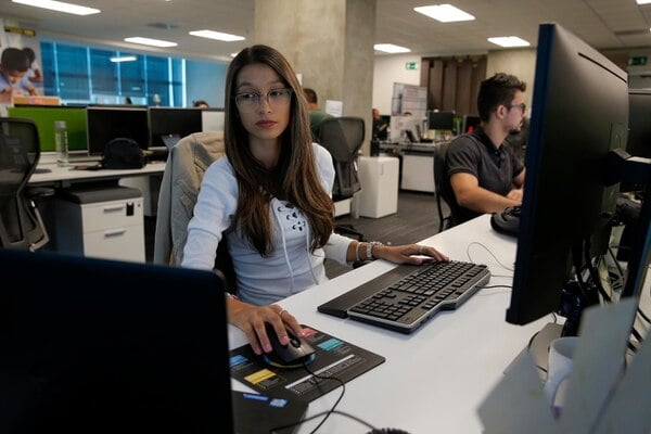Ivannia SÃ¡nchez es una de las programadoras de los robots que operan en Western Union Costa Rica. Fotos: Mayela LÃ³pez