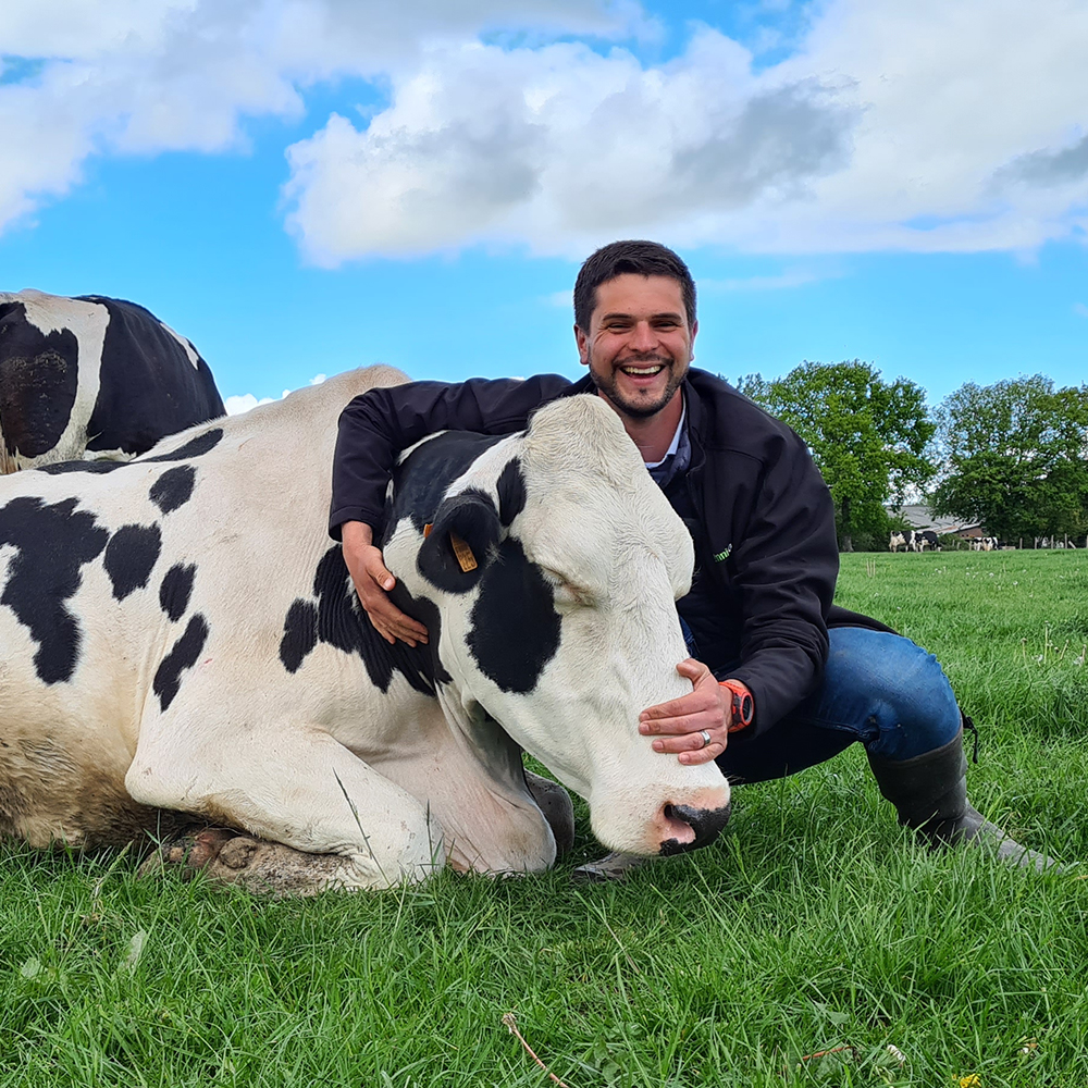 Marie-Laure avec une vache