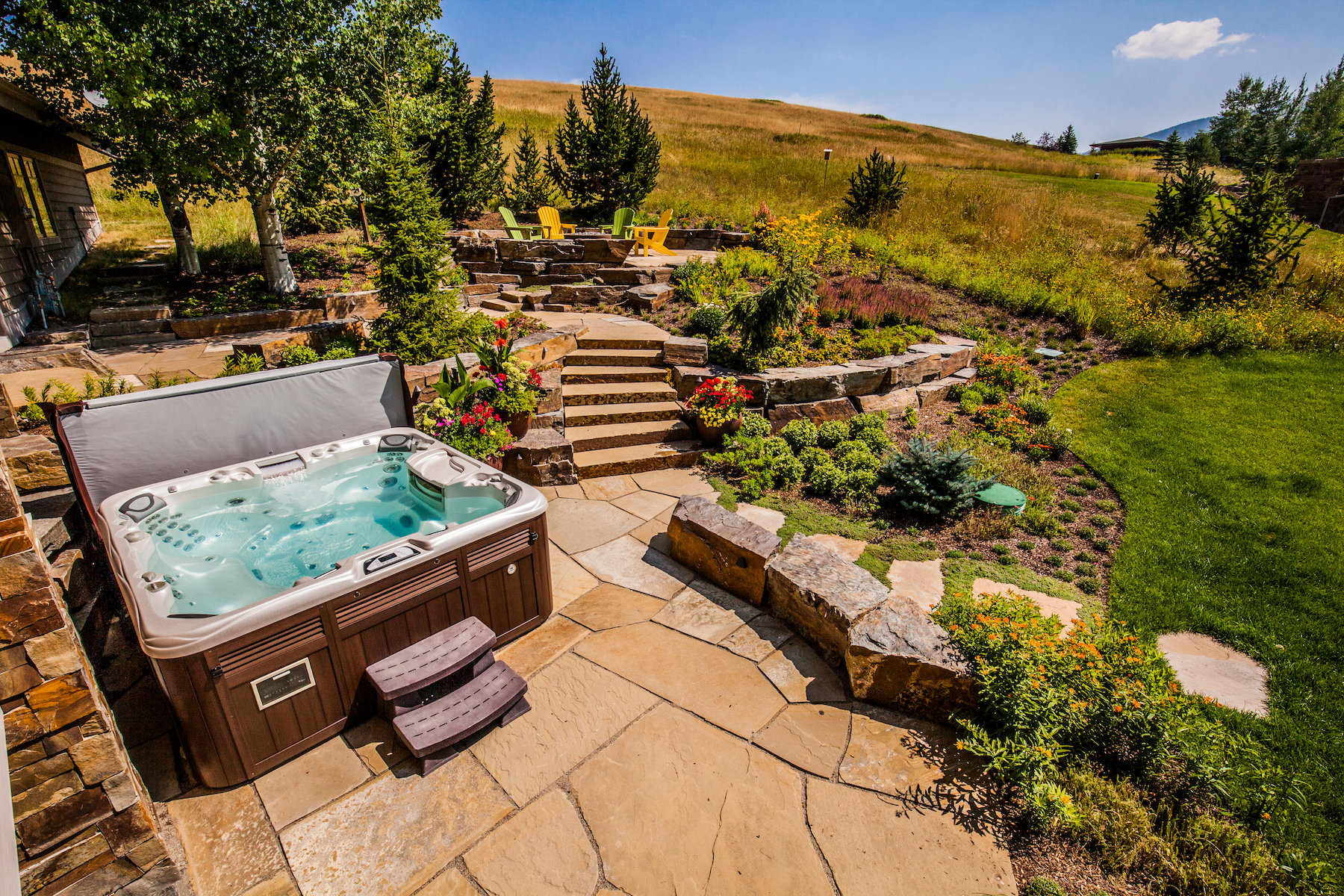 outdoor jacuzzi tub