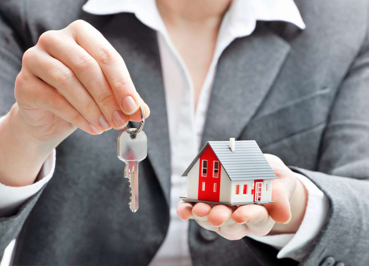 Businesswoman with house model and keys (R) (S)