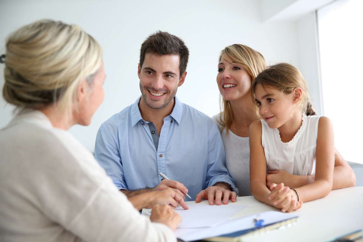 Family meeting real-estate agent (R) (S)