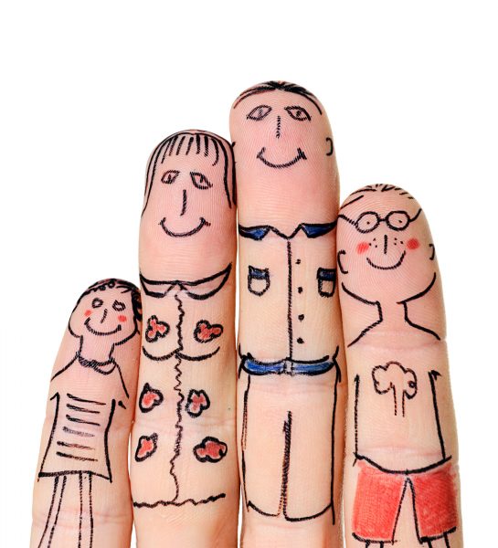 Familia-feliz-dedos-545x600