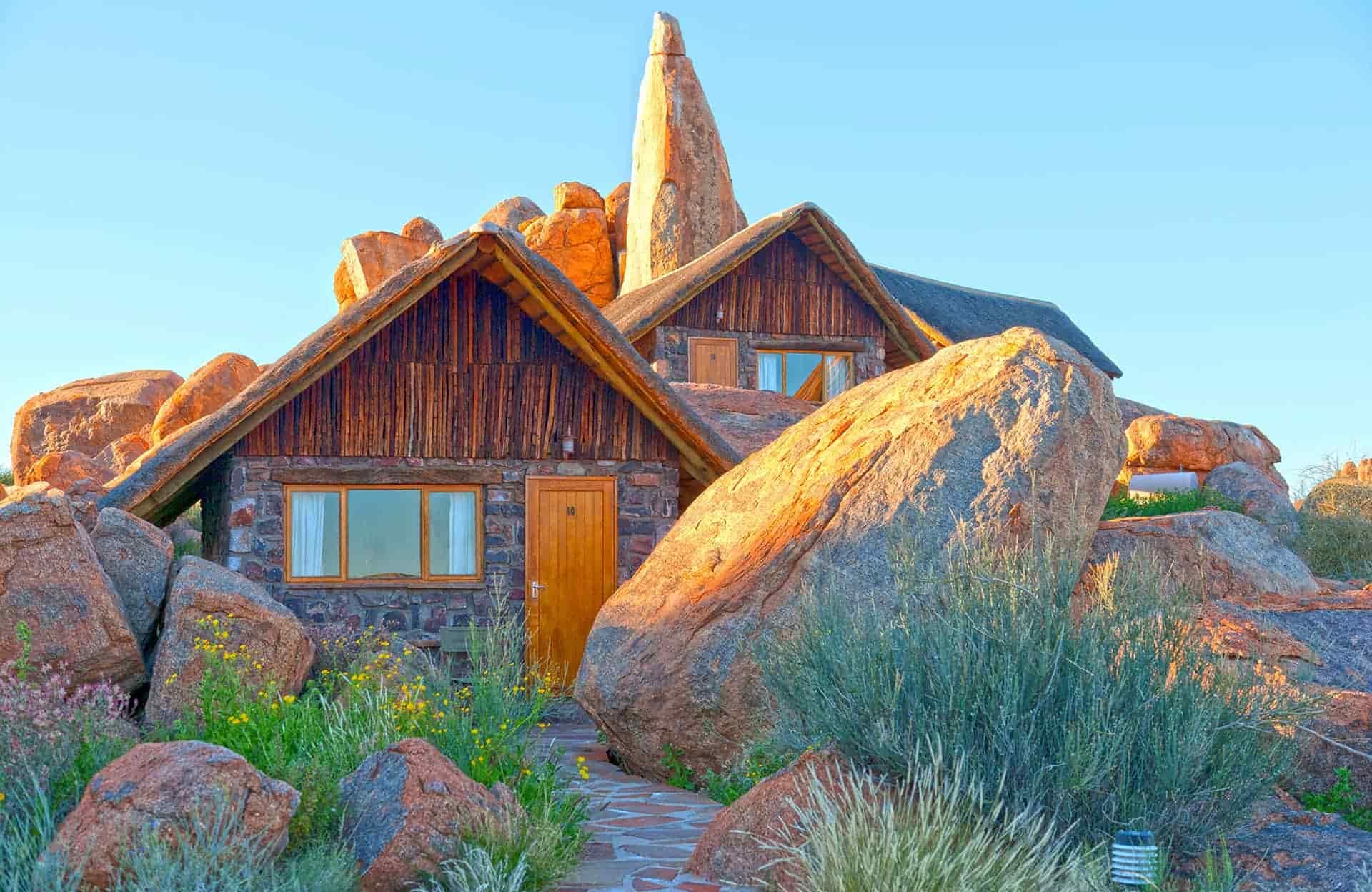 Chalets der Gondwana Canyon Lodge zwischen Granitfelsen nahe dem Fish-River-Canyon