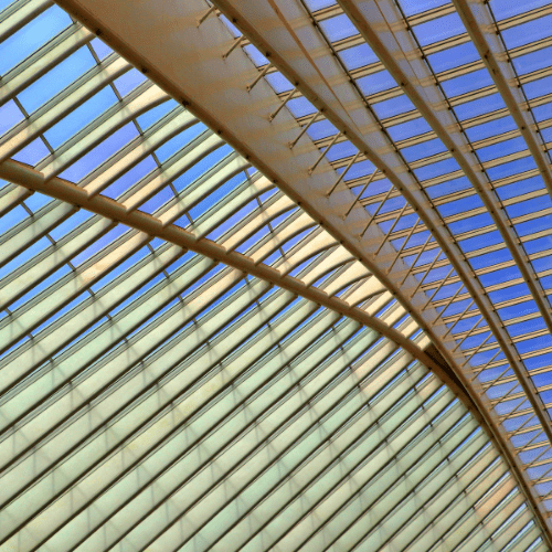 Structure métallique multicolore devant le ciel bleu | Cleper