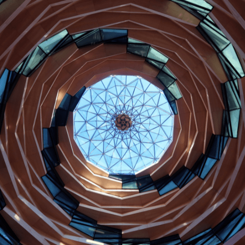 Coupole d'un bâtiment circulaire avec un plafond en verre | Cleper
