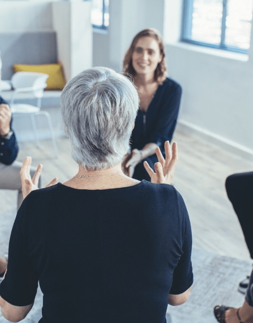 Femme de dos qui prend la parole