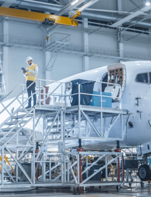 Homme travaillant devant un avion blanc