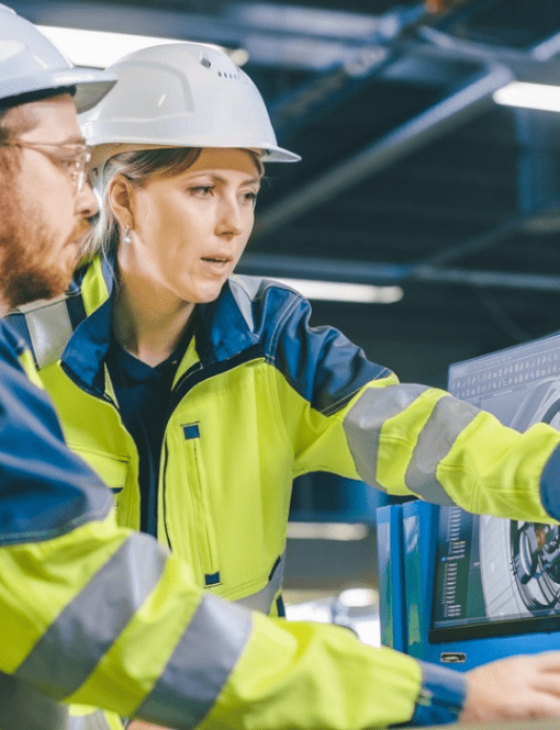 Deux ingénieurs discutant en tenue de travail