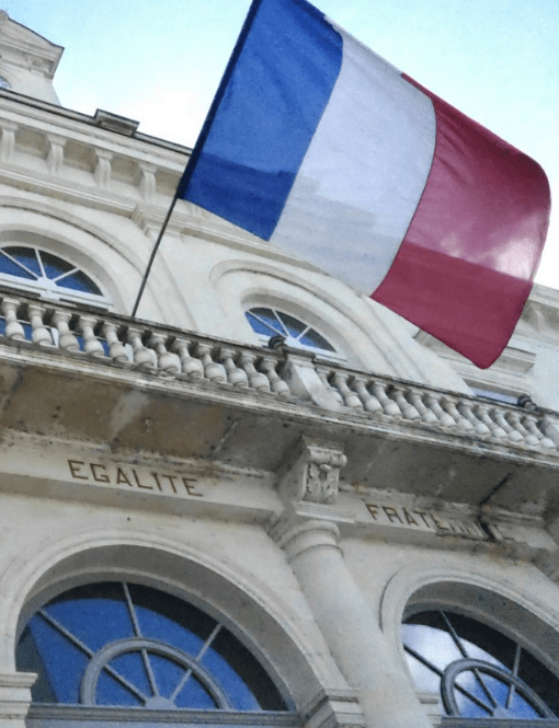 Façade d'une mairie et un drapeau français