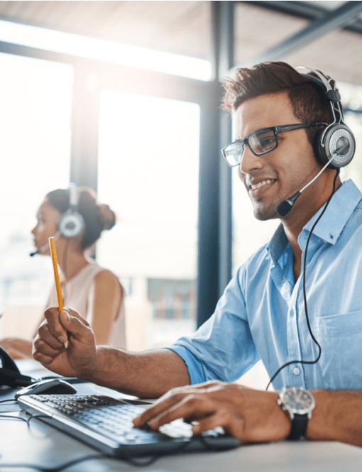 Un homme avec un casque sur un bureau