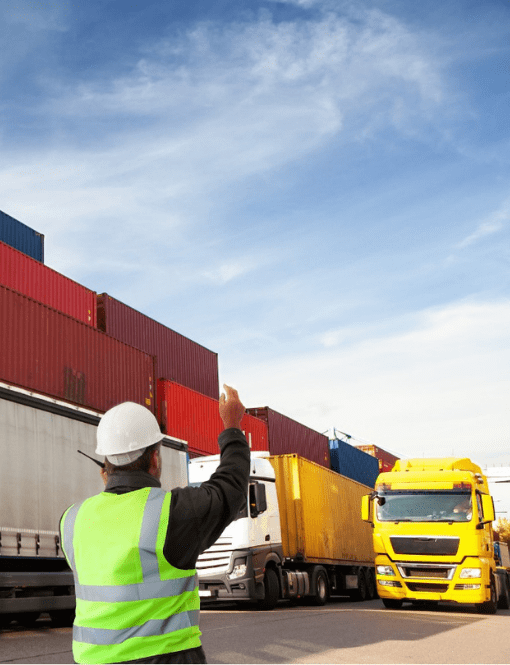 Un homme devant un camion