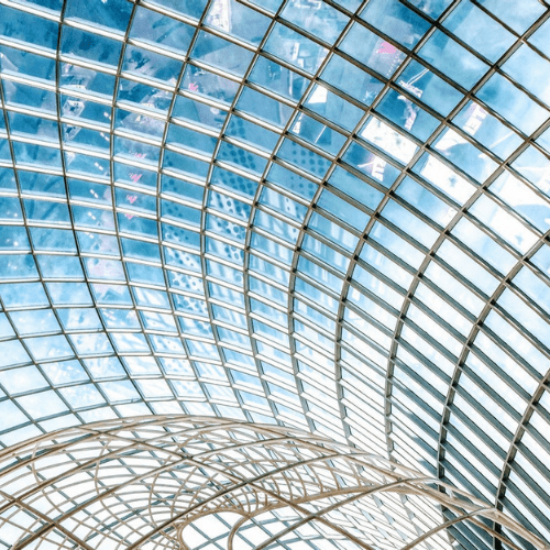 Verrerie courbée avec ciel bleu en fond