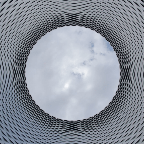 Ouverture ronde sur ciel nuageux